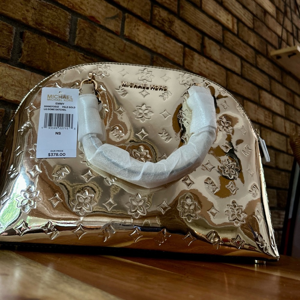 Brand new with tags •• Michael Kors EMMY
35H9GY3S3Z
PALE GOLD
LG DOME SATCHEL